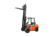 Погрузчик оранжевый, с поднятой вилкой