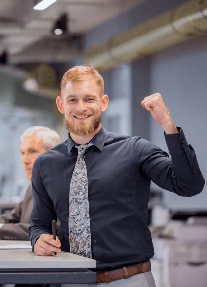 Мужчина, показывает силу эффективного бизнеса