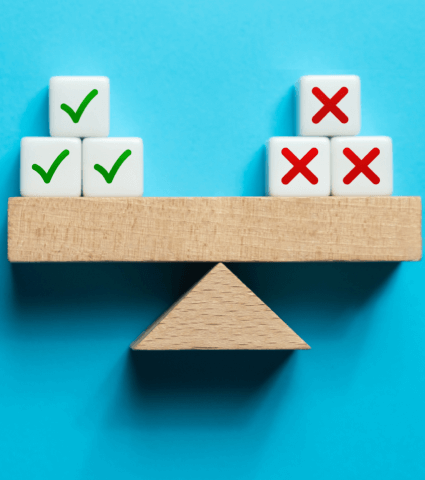 Две пирамиды из кубиков с зелеными галочками и красными крестиками