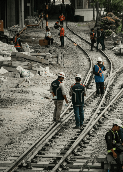 Сотрудники оценивают уровень безопасности при прокладке путей