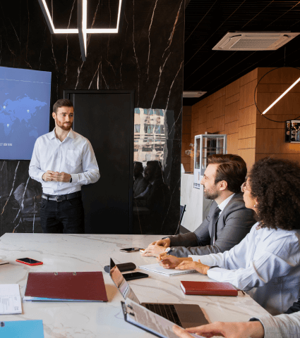 Мужчина выступает на конференции