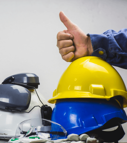 Средства индивидуальной защиты лежат на столе