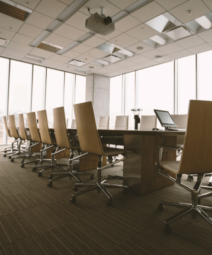 Просторная переговорная с панорамными окнами