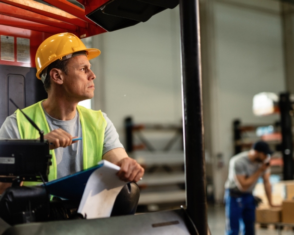 Мужчина проводит оценку рисков на производстве