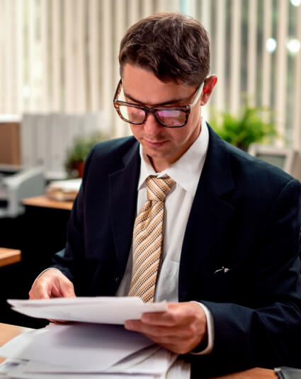 Сотрудник, проверяющий документы