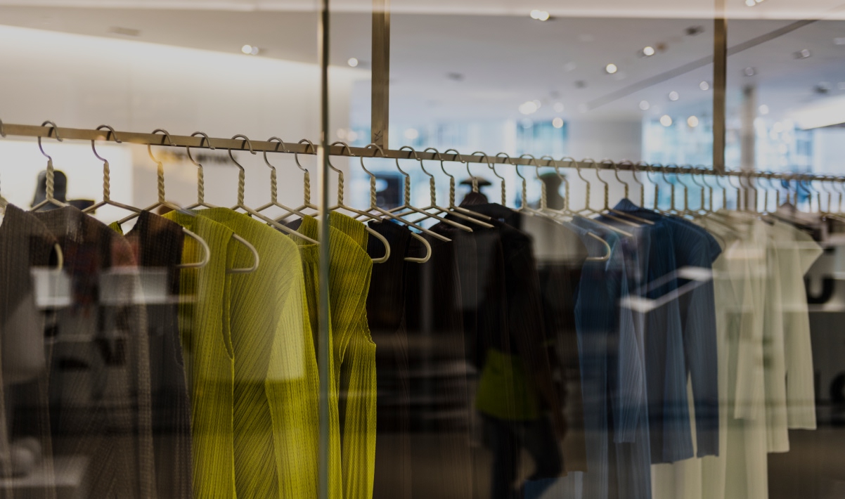 Обложка кейса, разработка и адаптация агитационных материалов для АО «Мэлон Фэшн Груп»