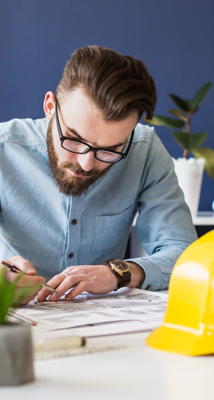 Мужчина разрабатывает обучение