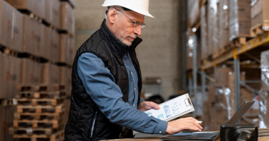 Мужчина держит планшет с графиком