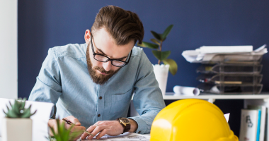 Мужчина разрабатывает обучение