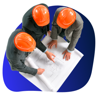 Работники подрядной организации смотрят схему