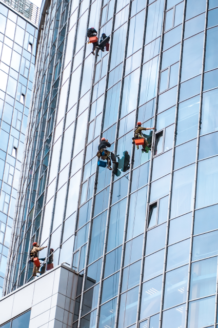 Люди выполняют работу на высоте